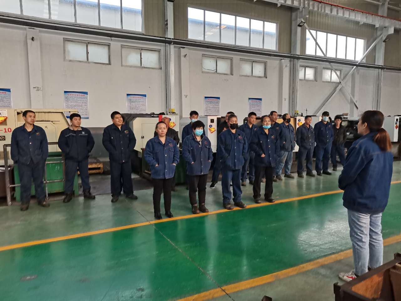 公司召開(kāi)2022年安全生產(chǎn)工作會(huì)議-03月11日上午，公司召開(kāi)2022年安全生產(chǎn)工作會(huì)議，總結(jié)2021年安全生產(chǎn)工作，部署2022年安全生產(chǎn)重點(diǎn)任務(wù)。公司各級(jí)領(lǐng)導(dǎo)班子、各部室及負(fù)責(zé)人、安全總監(jiān)及安全員等參加會(huì)議,會(huì)議由公司經(jīng)理張世立主持。 會(huì)上，公司安全總監(jiān)袁振水作《2022年安全生產(chǎn)工作報(bào)告》?？偨Y(jié)了2021年的安全管理總體工作，分析了2022年安全管理所面臨的形勢(shì)，提出了公司2022年安全生產(chǎn)工作總體思路和重點(diǎn)工作。從十個(gè)方面進(jìn)行了工作部署◆ 持續(xù)提升安全生產(chǎn)思想認(rèn)識(shí)，進(jìn)一步樹(shù)牢安全發(fā)展理念?！?突出主體責(zé)任落實(shí)，抓好三年行...
